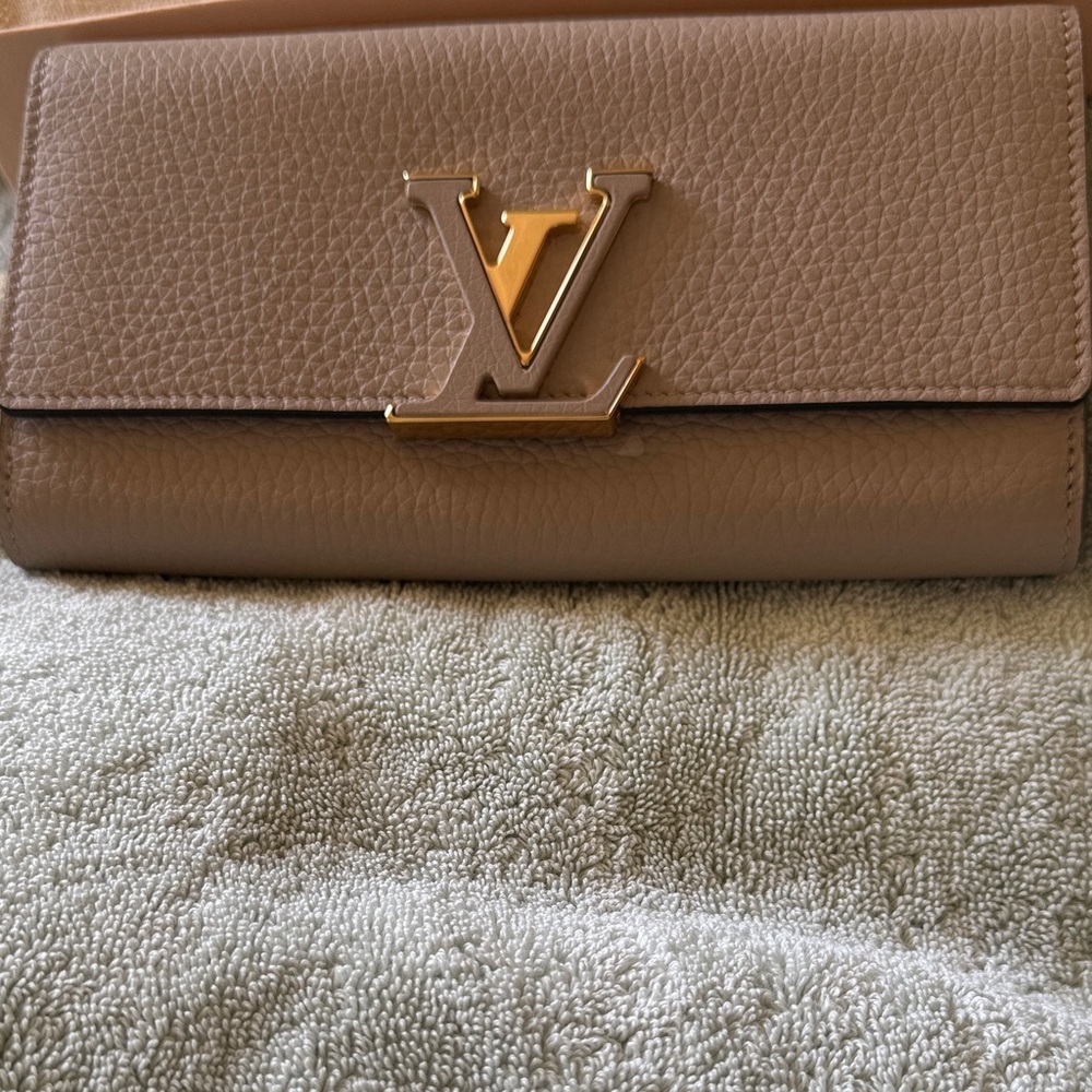 NWOT Louis Vuitton Beige Leather Wallet with Gold Logo - Picture 2 of 4